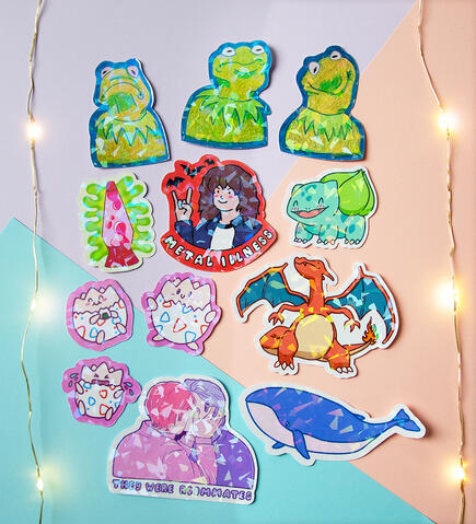 Overview of the stickers you can buy in my shop. Kermit, Togepi, Bulbasaur, Eddie Munson, whale, lava lamp, Charizard, Joey and Chandler.